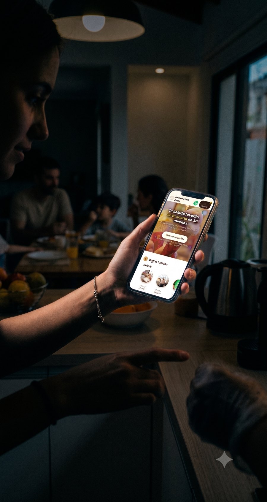 Clienta armando su pedido online desde el celular en la app de la heladería con ZETEKPOINT IA